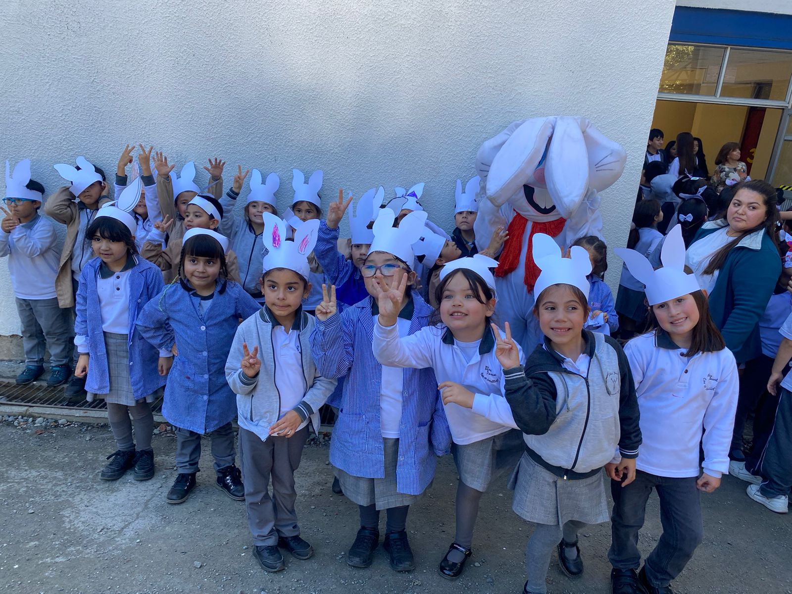 Primer Ciclo recibió la visita del Conejo de Pascua en el Colegio ...