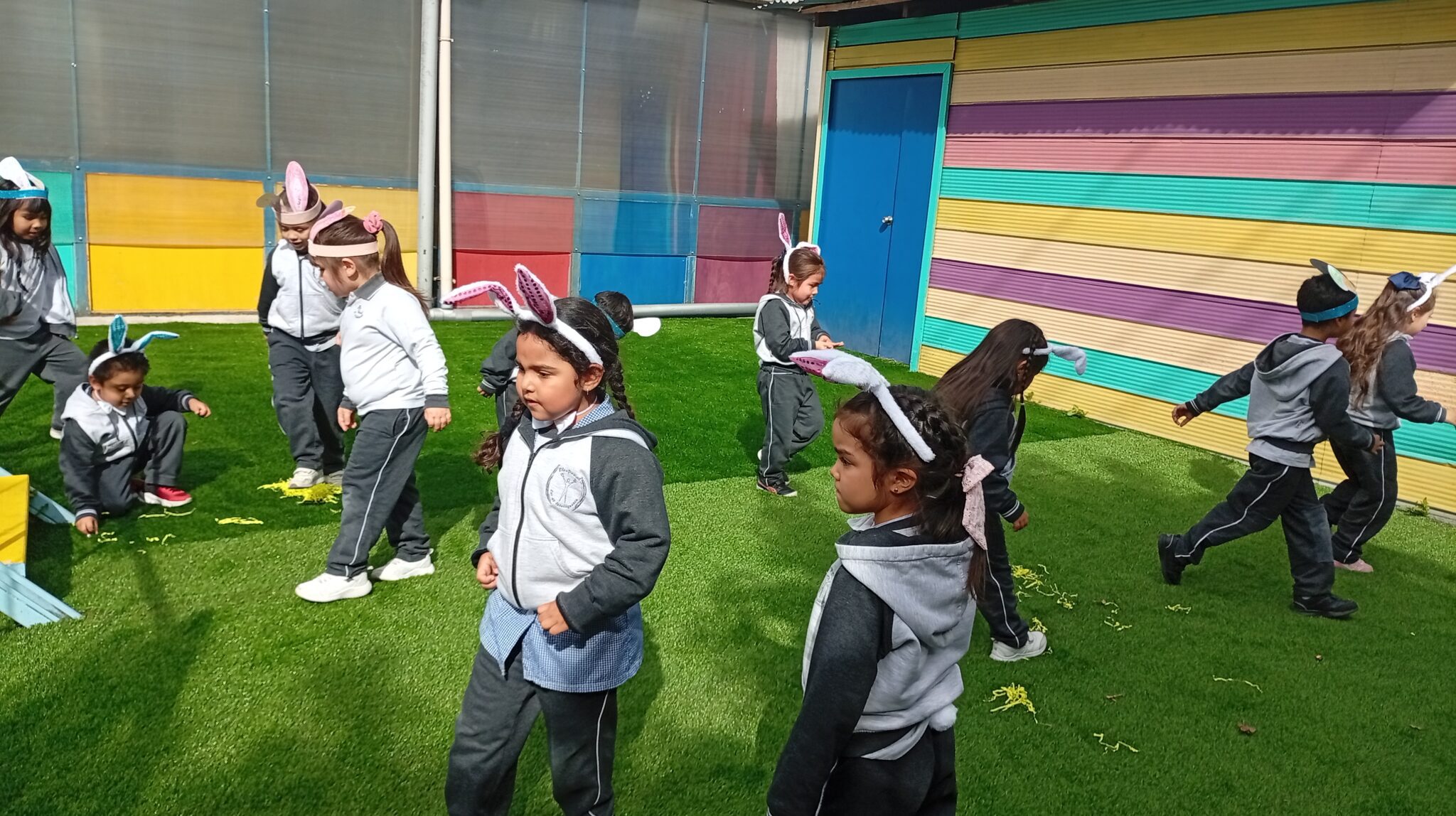 Bascal Conejo El Conejo de Pascua visita al Blas Pascal School. - Blas Pascal School